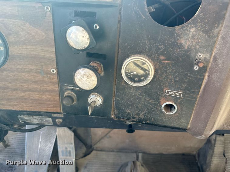 image for item KT9187 1977 International 4200  grain truck