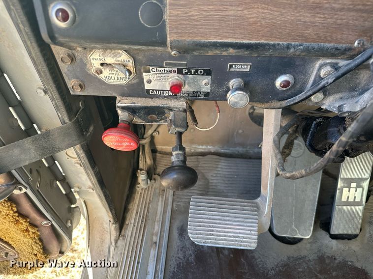 image for item KT9187 1977 International 4200  grain truck