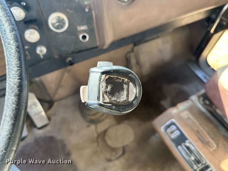 image for item KT9187 1977 International 4200  grain truck