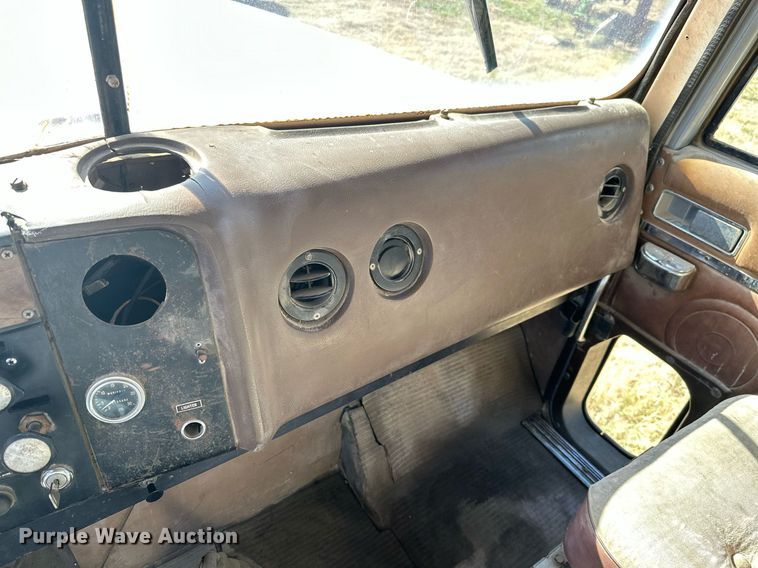 image for item KT9187 1977 International 4200  grain truck