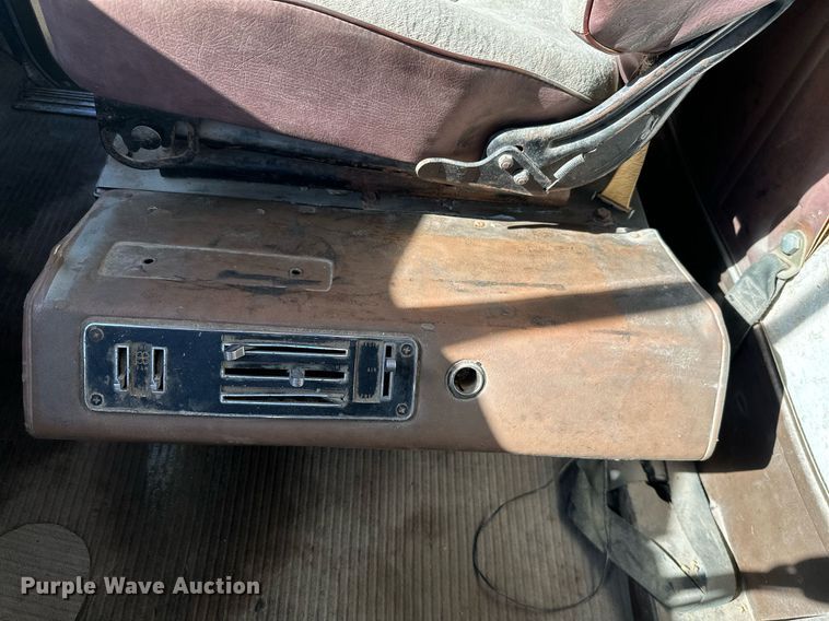 image for item KT9187 1977 International 4200  grain truck