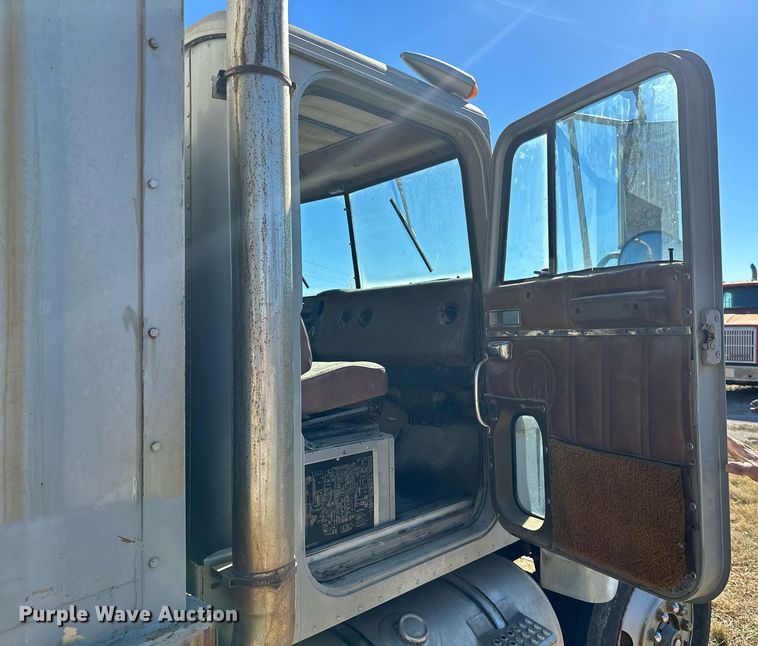 image for item KT9187 1977 International 4200  grain truck