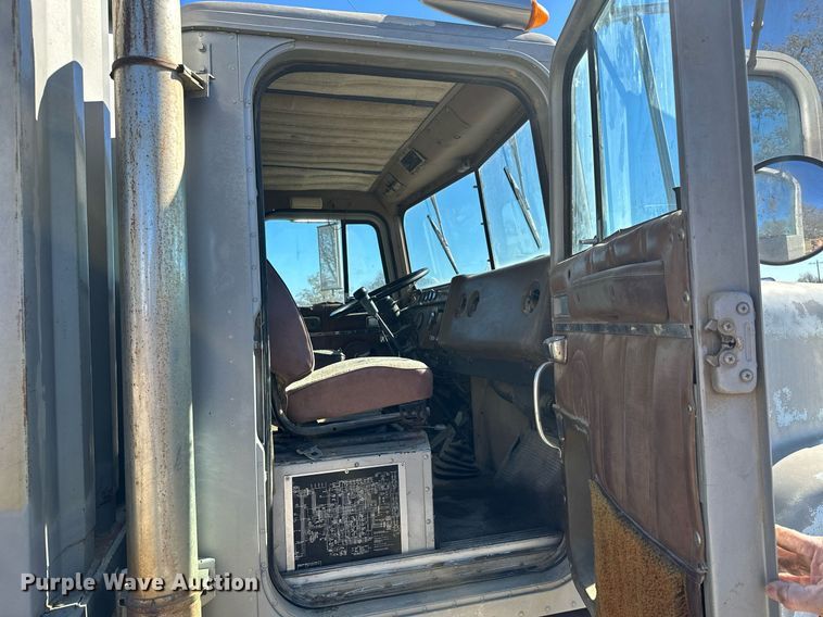 image for item KT9187 1977 International 4200  grain truck