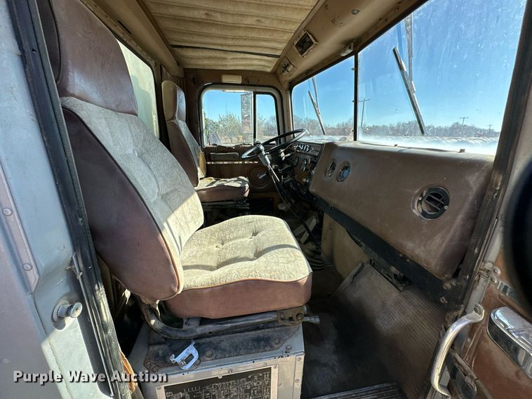 image for item KT9187 1977 International 4200  grain truck