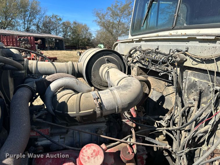 image for item KT9187 1977 International 4200  grain truck