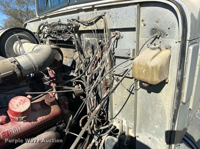 image for item KT9187 1977 International 4200  grain truck