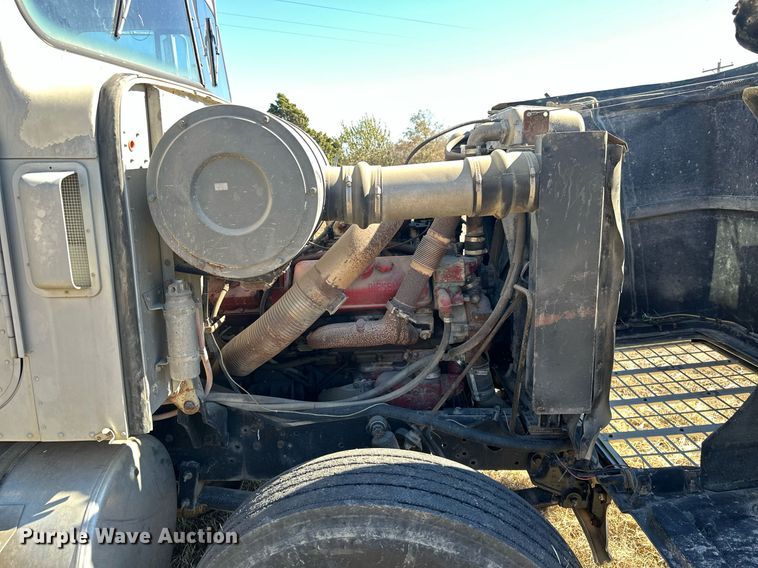 image for item KT9187 1977 International 4200  grain truck