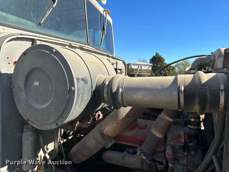 image for item KT9187 1977 International 4200  grain truck