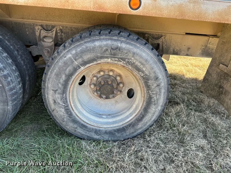 image for item KT9187 1977 International 4200  grain truck