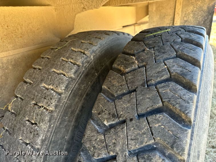 image for item KT9187 1977 International 4200  grain truck