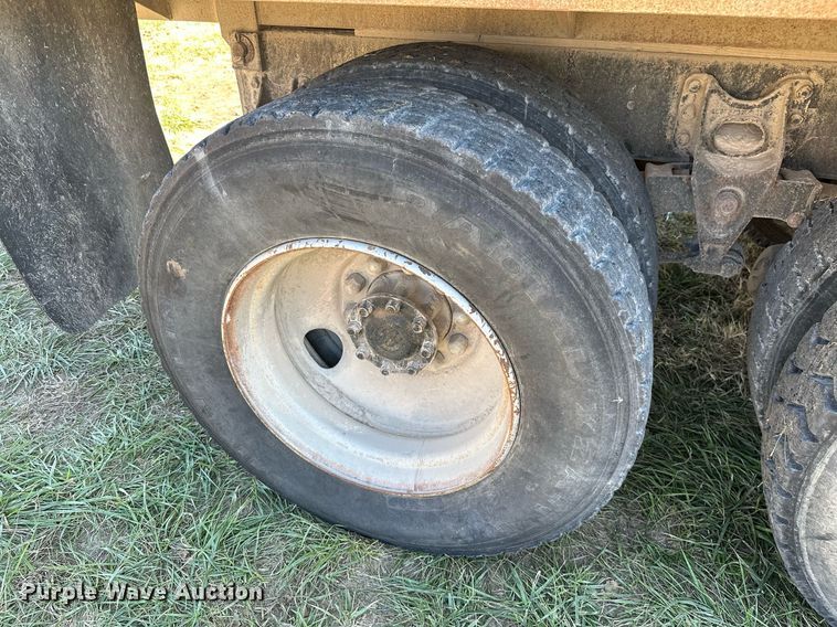 image for item KT9187 1977 International 4200  grain truck