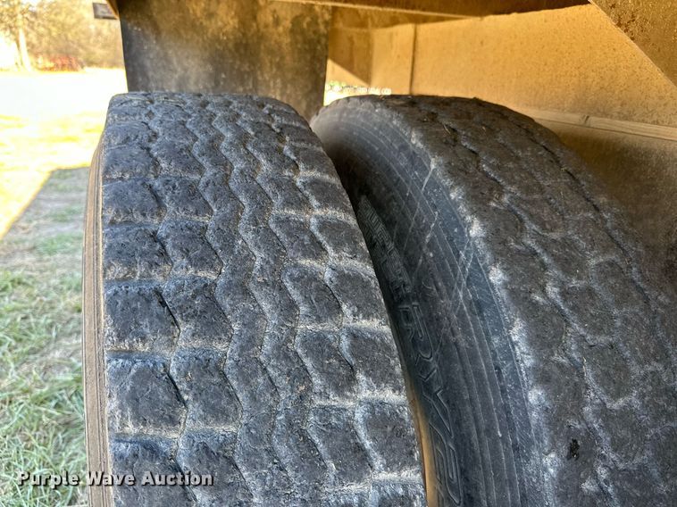 image for item KT9187 1977 International 4200  grain truck