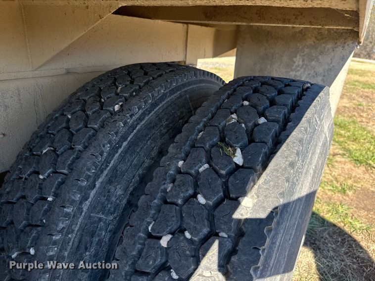 image for item KT9187 1977 International 4200  grain truck