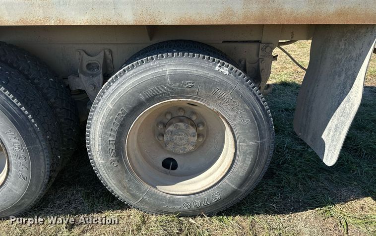 image for item KT9187 1977 International 4200  grain truck