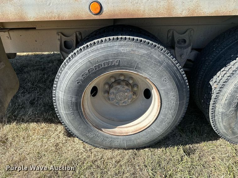 image for item KT9187 1977 International 4200  grain truck