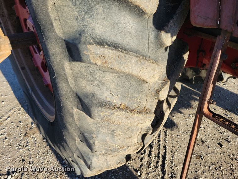 image for item LC9341 1974 International Farmall 1066  tractor