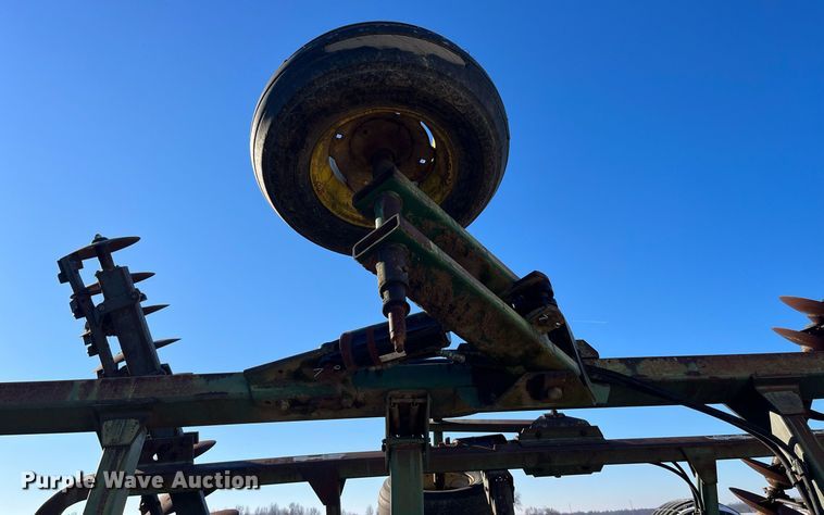 image for item LD9879 John Deere 10335  double off-set disk