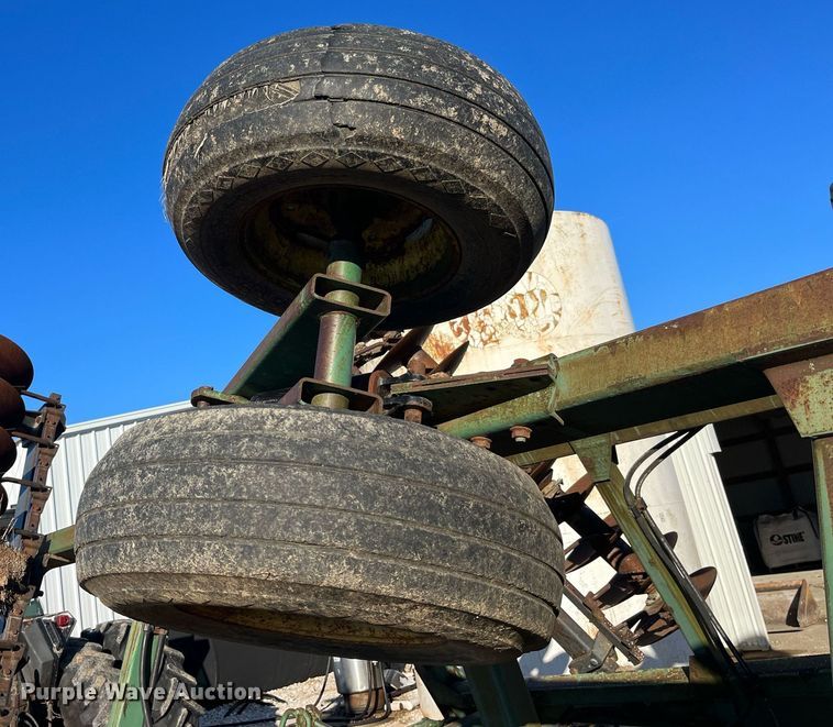 image for item LD9879 John Deere 10335  double off-set disk