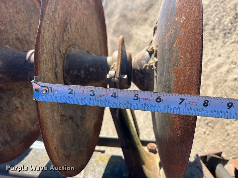 image for item LD9880 International Harvester 496  tandem disk