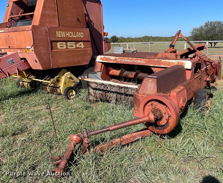 image for item LV9147 International Harvester 440W  small square baler