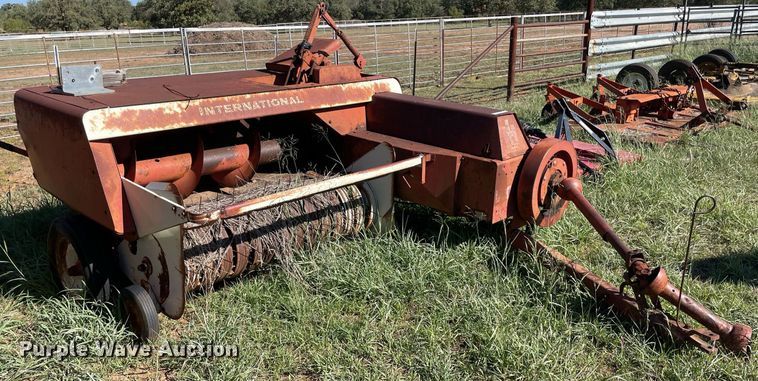 image for item LV9147 International Harvester 440W  small square baler