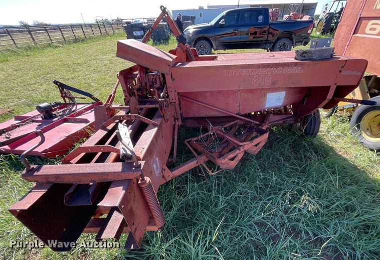 image for item LV9147 International Harvester 440W  small square baler