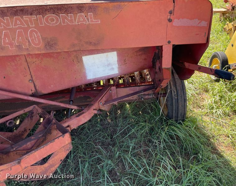image for item LV9147 International Harvester 440W  small square baler