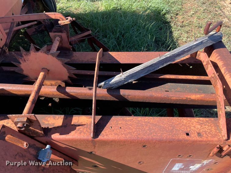 image for item LV9147 International Harvester 440W  small square baler