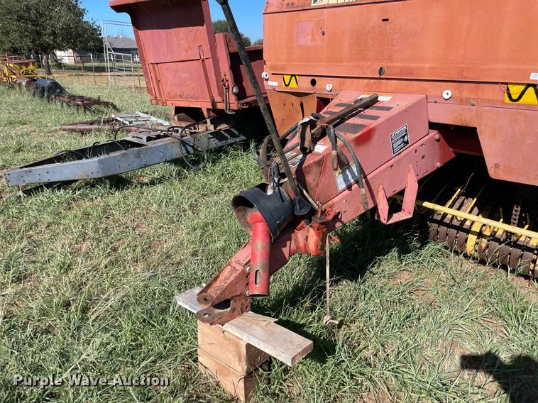 image for item LV9148 New Holland 654  round baler