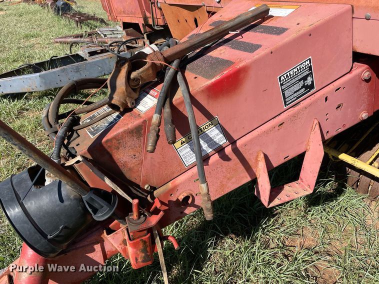 image for item LV9148 New Holland 654  round baler