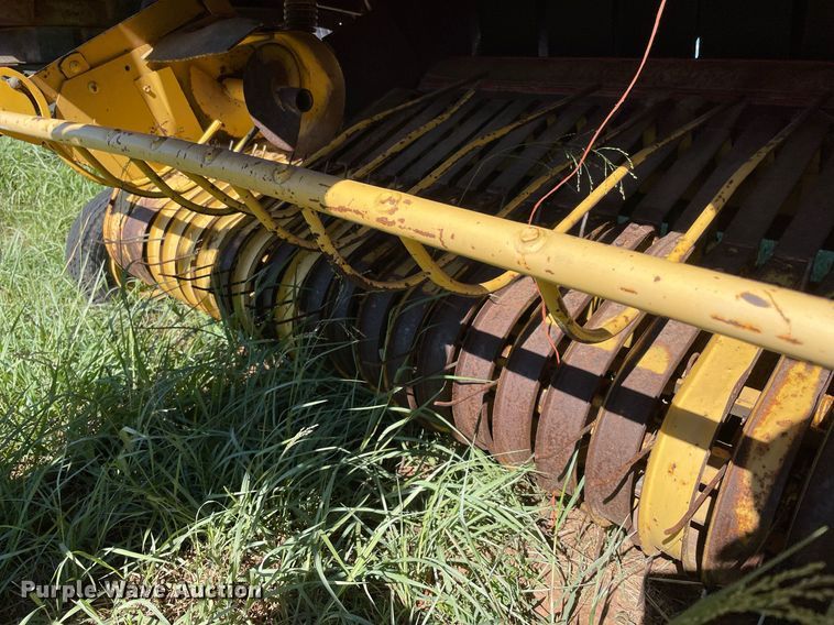 image for item LV9148 New Holland 654  round baler