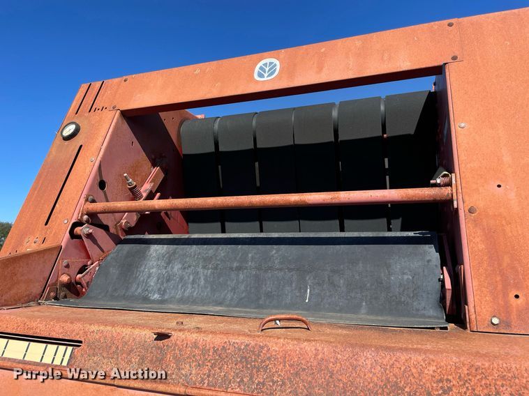 image for item LV9148 New Holland 654  round baler