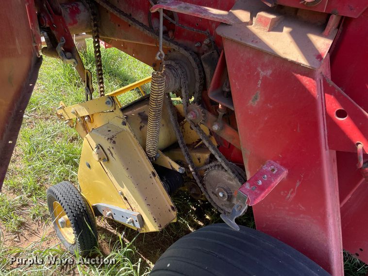 image for item LV9148 New Holland 654  round baler