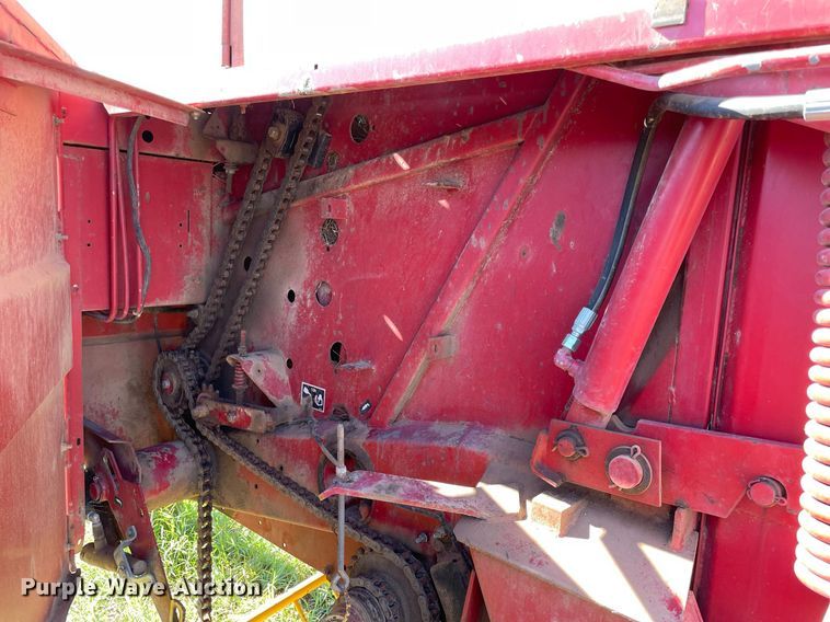 image for item LV9148 New Holland 654  round baler