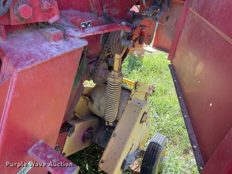 image for item LV9148 New Holland 654  round baler