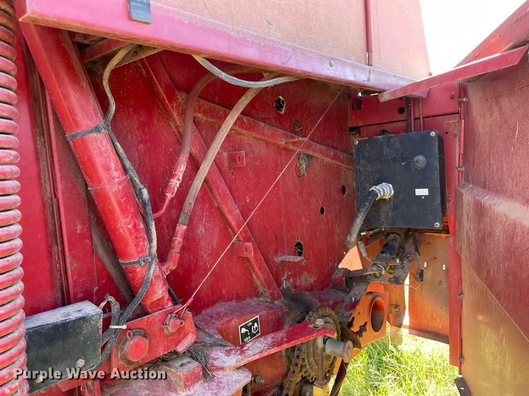 image for item LV9148 New Holland 654  round baler