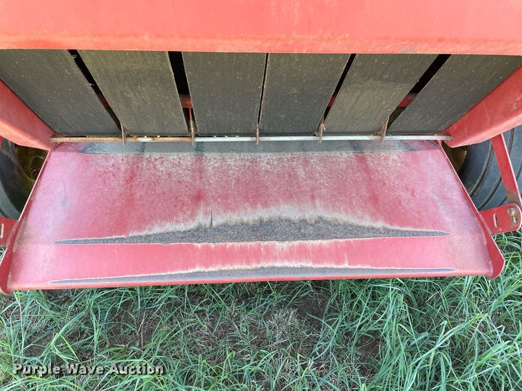 image for item LV9148 New Holland 654  round baler