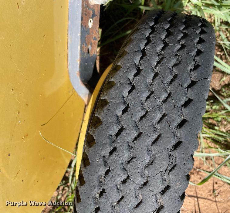 image for item LV9148 New Holland 654  round baler