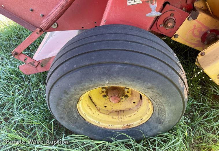 image for item LV9148 New Holland 654  round baler