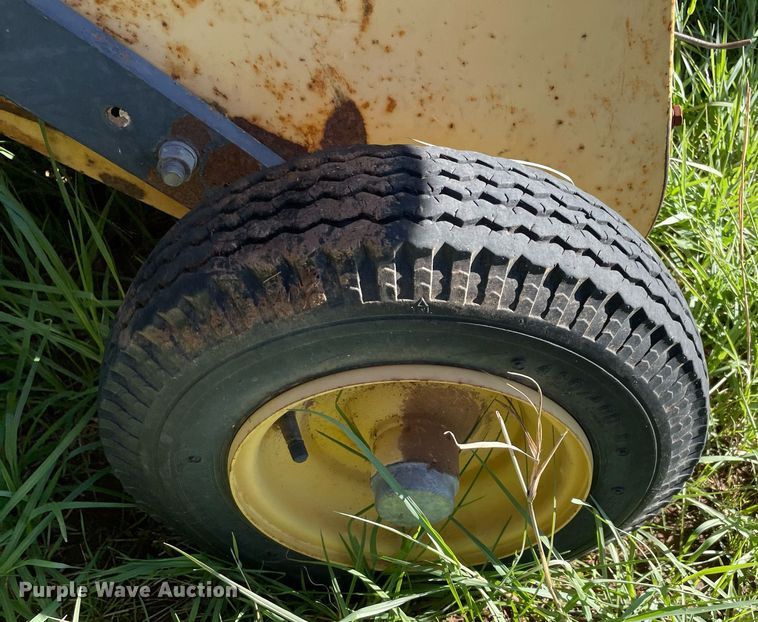 image for item LV9148 New Holland 654  round baler