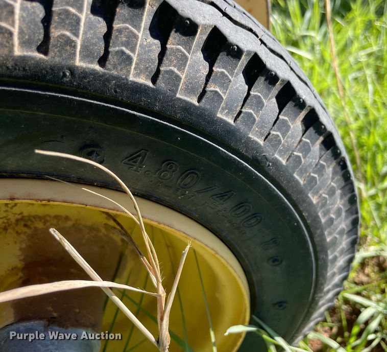 image for item LV9148 New Holland 654  round baler