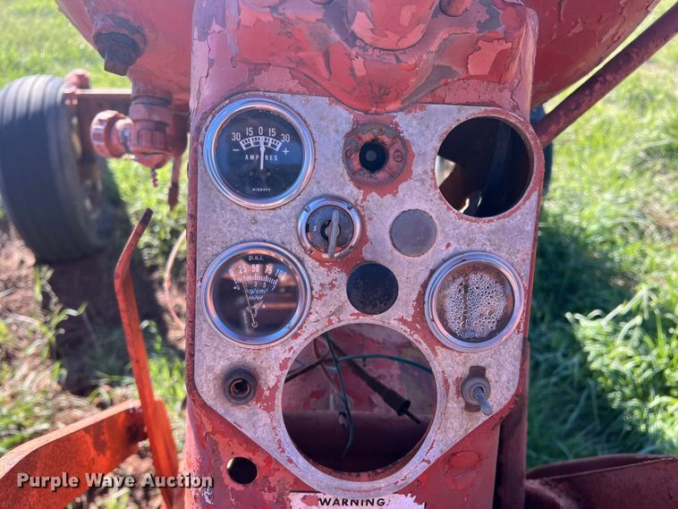 image for item LV9168 Allis Chalmers D19  tractor