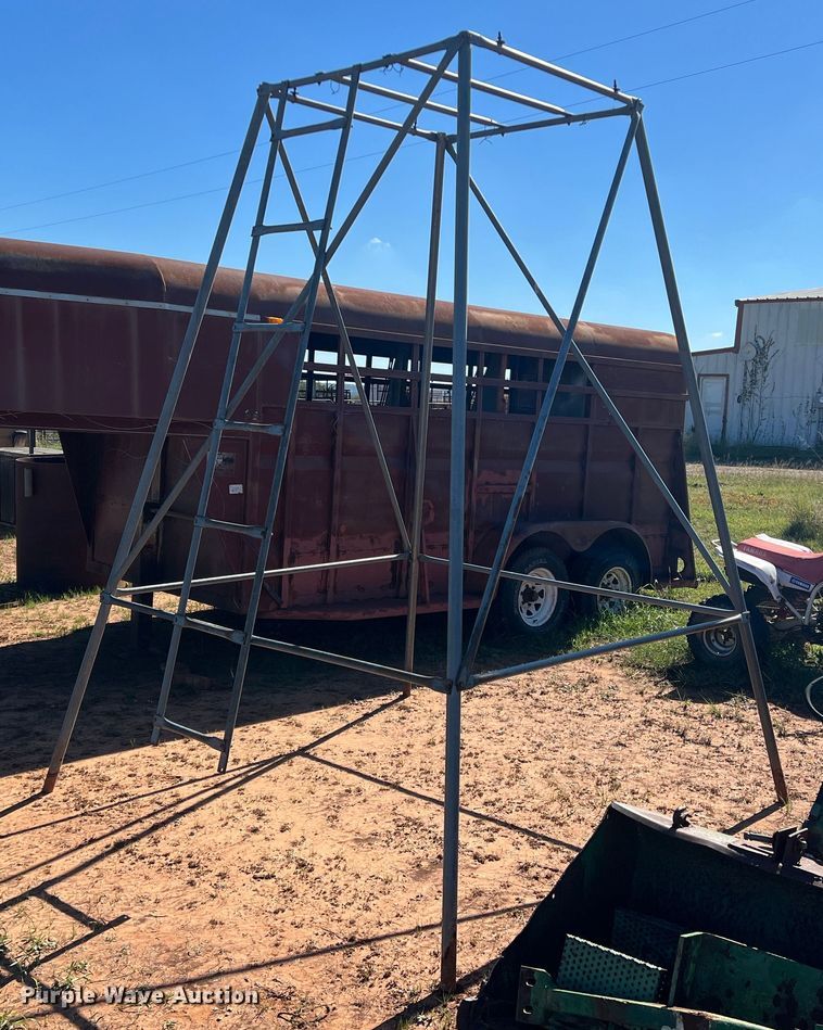 image for item LV9174 Deer stand