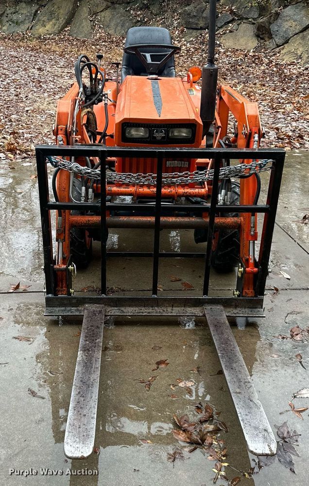 image for item NL9240 1983 Kubota B7200D  MFWD tractor