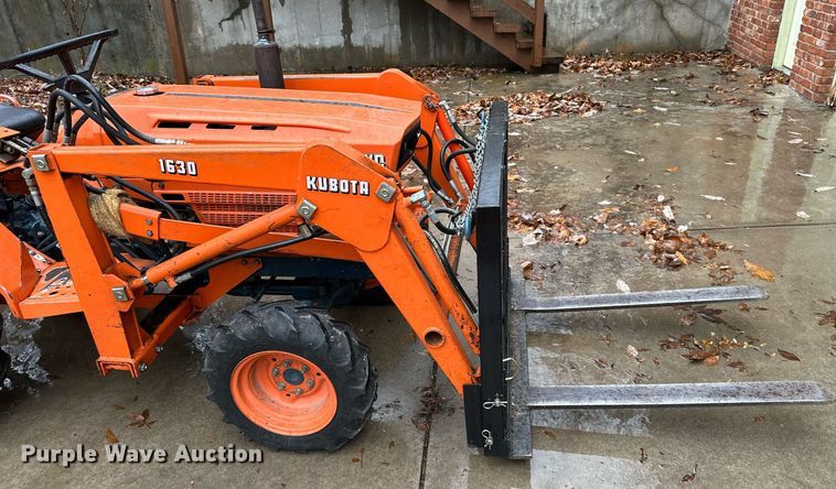 image for item NL9240 1983 Kubota B7200D  MFWD tractor
