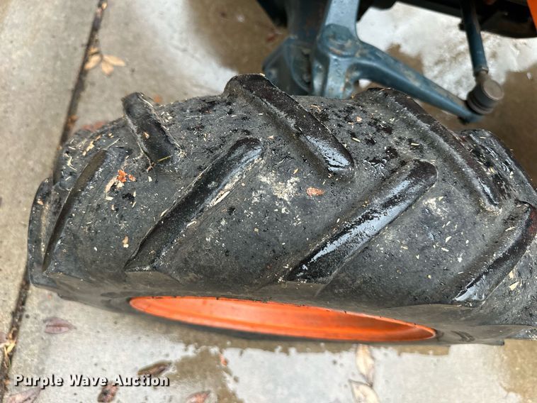 image for item NL9240 1983 Kubota B7200D  MFWD tractor