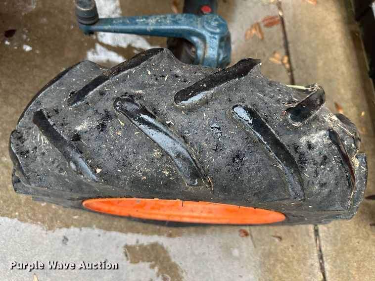 image for item NL9240 1983 Kubota B7200D  MFWD tractor