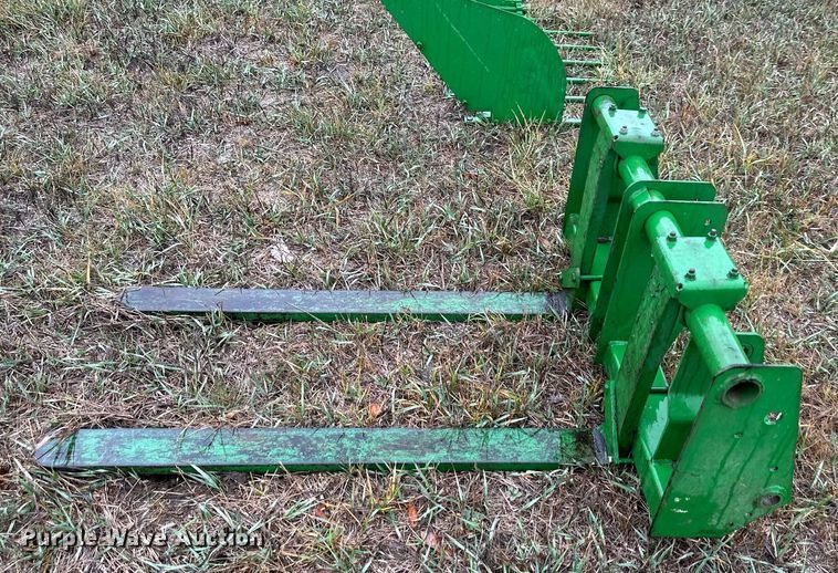 image for item NL9241 1969 John Deere 1520  tractor