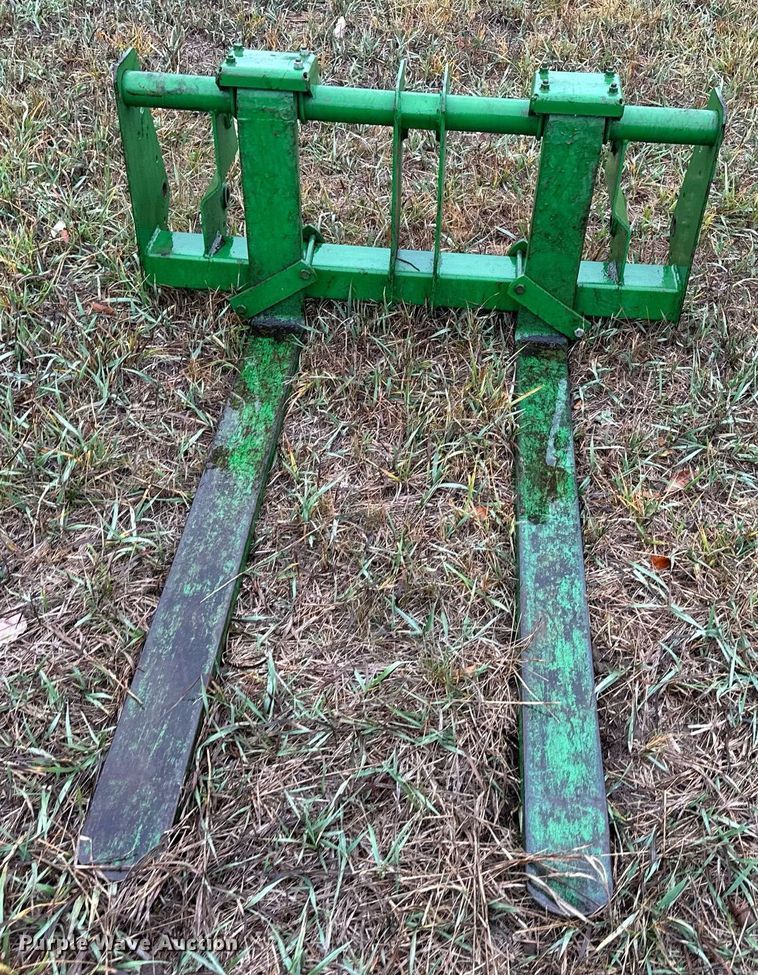 image for item NL9241 1969 John Deere 1520  tractor