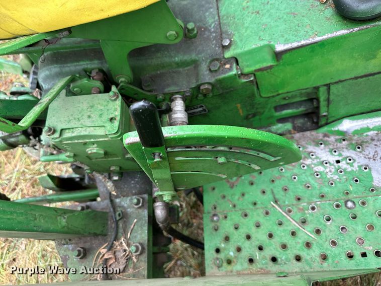image for item NL9241 1969 John Deere 1520  tractor